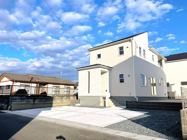 新築戸建・新築建売　いわき市平下平窪１期　平四小・平一中の駐車場|駐車スペースは4台可能！（車種による）お庭付きで家庭菜園や園芸なども楽しめます！