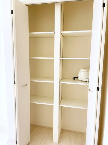 新築戸建・新築建売　いわき市平下平窪１期　平四小・平一中の玄関|ご家族皆さんの靴が入る大容量のシューズボックス。棚は可動式なのでブーツなどの収納も◎