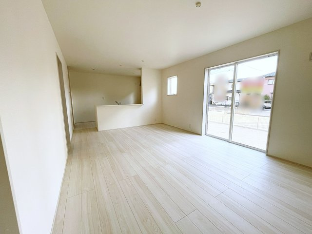 新築戸建・新築建売　いわき市平下平窪１期　平四小・平一中の居間・リビング|17帖の広々としたLDKは、ゆとりがありご家族皆さんでくつろぐことができる空間です！