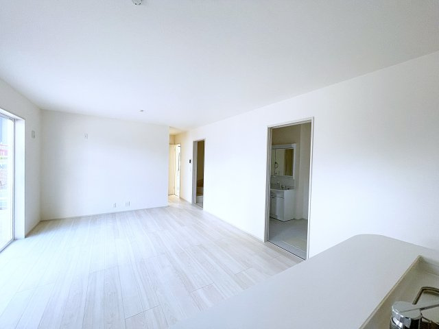 新築戸建・新築建売　いわき市平下平窪１期　平四小・平一中の居間・リビング|南側の大きな窓から日差しが入り明るいリビングはご家族皆さんの憩いの場です！