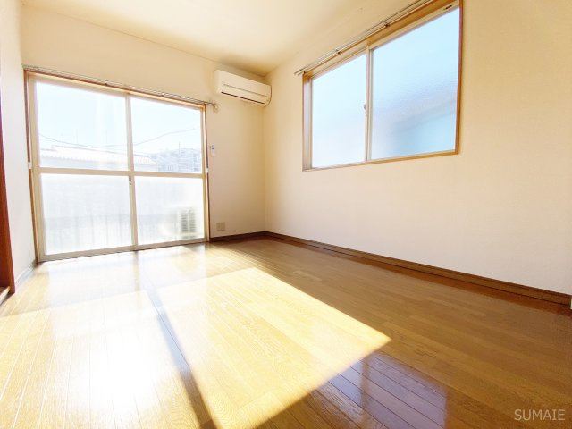 サンシャイン角田Ⅱの居間・リビング|角部屋2面採光☆