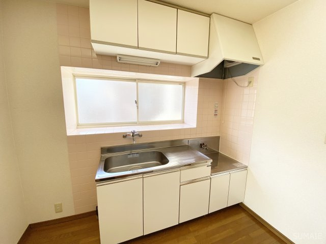 サンシャイン角田Ⅱのキッチン|窓付きで換気もバッチリ！