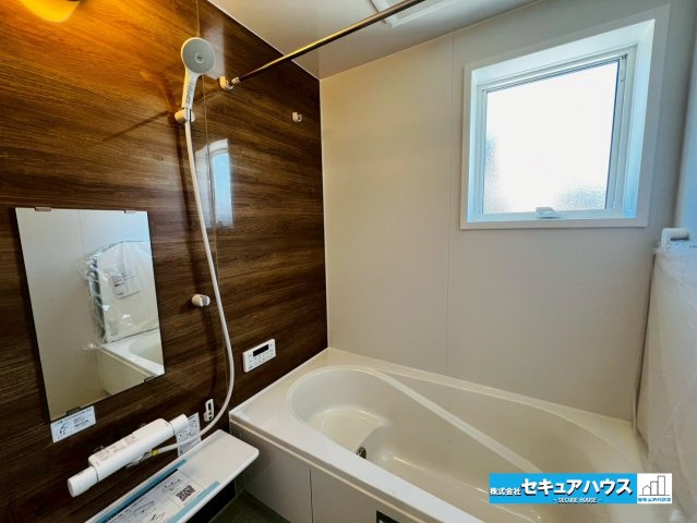 【新築戸建×平屋】刈谷市小垣江町須賀　全2棟の浴室|【浴室】
◆アクセントパネルで落ち着きのある雰囲気を演出します。毎日の疲れを癒やすバスタイムをお楽しみ下さい！
◆窓付きで、カビの繁殖を抑える効果があります。