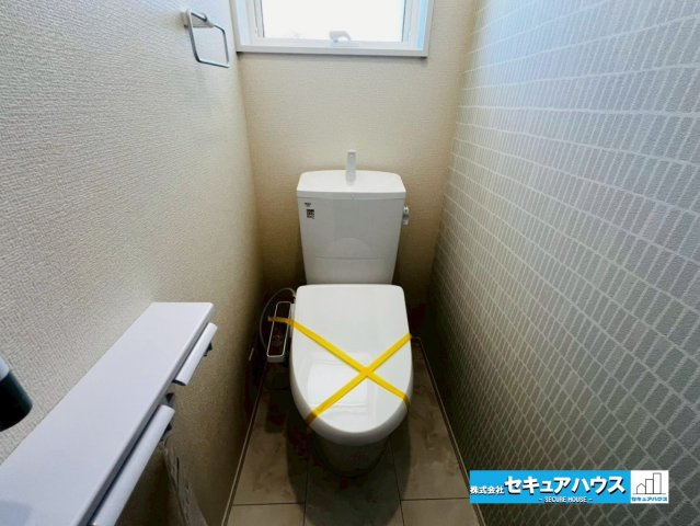 【新築戸建×平屋】刈谷市小垣江町須賀　全2棟のトイレ|【高機能トイレ】
◆高機能トイレの多くは便器のフタの開閉が自動であり、使用後に手動で水を流す面倒もなく非常に便利です。スタイリッシュな見た目で、お掃除しやすく、節水効果が高いです。
