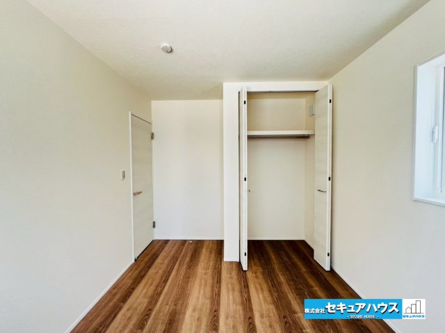 【新築戸建×平屋】刈谷市小垣江町須賀　全2棟の収納|【洋室】
◆広々とした居住空間は日々の暮らしを彩り、心のやすらぎと満足感を与えてくれます。通風と採光を考慮した設計は子供たちはのびのび育ち、家族でくつろぎと団らんを生み出します。