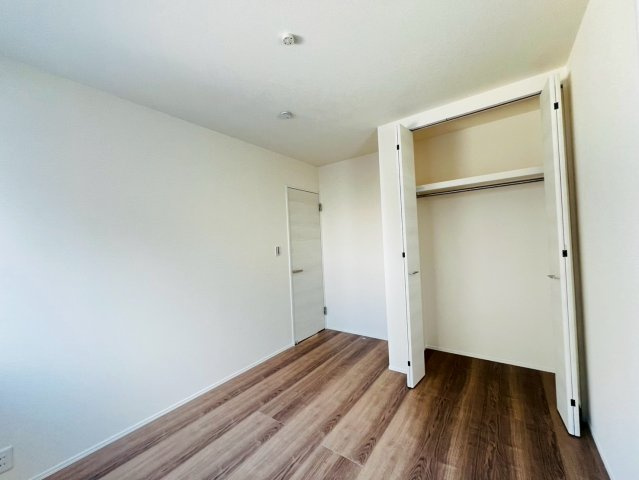 【新築戸建×平屋】刈谷市小垣江町須賀　全2棟の洋室|【洋室】
◆家族一人ひとりの大切なプライベート空間。趣味に合わせて使って頂けるようシンプルに仕上げてあります。暮らし心地を大きく左右する収納を、適材適所に配置し使い勝手を考慮しました。　