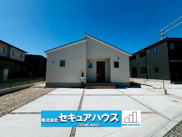 【新築戸建×平屋】刈谷市小垣江町須賀　全2棟の外観|■現地外観写真
駐車並列2台可能！オプション工事でカーポート設置などいかがでしょうか。その他にも、フェンスなどの「オプション工事」もご提案いたします♪