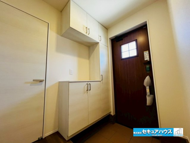 【新築戸建×平屋】刈谷市小垣江町須賀　全2棟の玄関|【玄関】
◆採光・通風にも配慮された設計で毎日明るい空間をキープします♪
◆シューズボックス付きの為玄関周りもスッキリと片付きます。