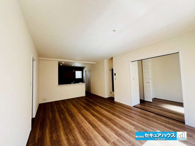 【新築戸建×平屋】刈谷市小垣江町須賀　全2棟の居間・リビング|【LDK】
◆通学から帰宅し、リビングルームで会話を楽しむ子ども達。リビングから臨む景色は太陽色に染まり、解放感溢れゆったりとしたひと時を過ごすことが出来る素敵な空間です。