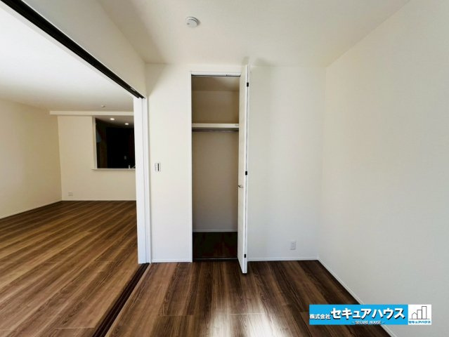 【新築戸建×平屋】刈谷市小垣江町須賀　全2棟の洋室|【洋室】
◆LDKに続く洋室は扉を開ければ開放感が増します。
◆収納付きの洋室の為、1階に置きたいものをしまう事ができるのも嬉しいポイントです。