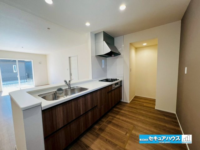 【新築戸建×平屋】刈谷市小垣江町須賀　全2棟のキッチン|【キッチン】
◆パントリー付きの対面式キッチンです。リビングの様子を見ながら料理することが出来ます。