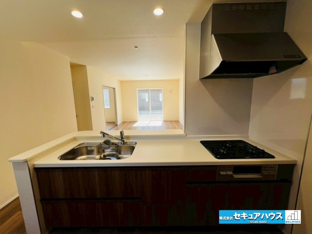 【新築戸建×平屋】刈谷市小垣江町須賀　全2棟のキッチン|【キッチン】
◆同時にたくさんの料理が調理できる。「焼く・蒸す・煮る」の工程を同時進行で進めることができるので、料理を素早く作ることができます。育児でバタバタ忙しいママに嬉しい♪