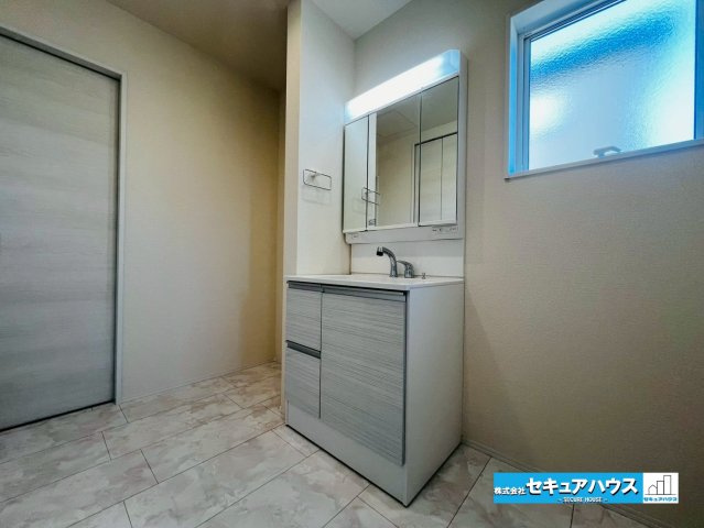 【新築戸建×平屋】刈谷市小垣江町須賀　全2棟の独立洗面台|【洗面台】
◆鏡の裏にはたっぷりと収納スペースを標準装備！
◆電源を付属しているのでドライヤーなど利用できます。