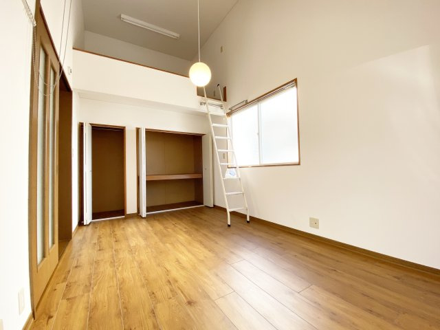 サンシャイン角田Ⅱの洋室|ロフト付きで天井が高いです！