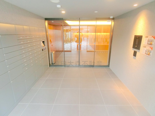 プレディアコート大森山王プレディアコートオオモリサンノウのエントランス|防犯カメラTVモニター付オートロック宅配BOXメールBOX管理人室