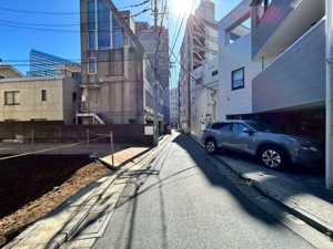 【前面道路含む現地写真】 | 大坂緑地まで徒歩7分と、リフレッシュできる緑も身近です。賑やかな渋谷の利便性と、穏やかな住環境を両立。オンとオフを切り替え、ウェルビーイングな日常をこの場所で叶えてみませんか！