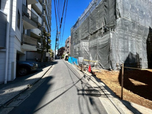 【前面道路含む現地写真】 | 南側は幅員約4.0mの私道に面しています 。人通りの落ち着いた道路状況が、家族のプライバシーを守り、静かな住環境を支えます。お子様との外出も落ち着いて準備ができる、ゆとりある空間です！