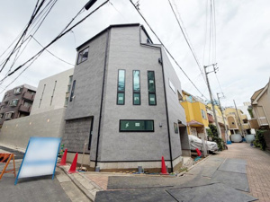 【外観】 | 令和8年9月12日撮影
外観完成しました！
モダンなグレーの外壁が目を引く、洗練された3階建の邸。愛車を雨風から守る車庫を完備しています。複数配置された窓から豊富な陽光が差し込み、暮らしを照らします♪