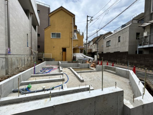 【外観】 | 西側公道（幅員約3.3m）に接する、平坦で整った地勢です。建物解体後、更地でのお引渡しとなるため、スムーズに建築の準備へと進めます。新しい生活への一歩を軽やかに踏み出せる環境です！