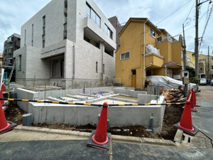 【外観】 | 角地ならではの開放的な視界が魅力です。建ぺい率60%・80%の指定があり、光と風を効率よく取り込む設計が期待できます。都市の利便性を享受しながら、心地よい開放感を家族で満喫してください！