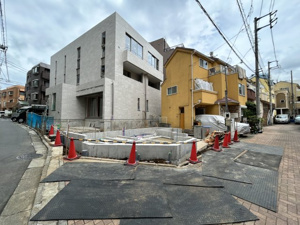 【前面道路含む現地写真】 | 大規模再開発が進む「渋谷」駅が徒歩圏内の立地。西側・南側が道路に面しており、開放感に包まれた毎日を過ごせます。採光の取りやすさが、家族の健やかな暮らしを明るく照らします！