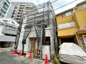 【前面道路含む現地写真】 | 「セブンイレブン渋谷神泉町店」まで徒歩2分で、急な入り用にも困りません。周辺には病院や郵便局も点在し、暮らしを支える施設が徒歩圏内に充実。家族の安心がすぐそばにあります。