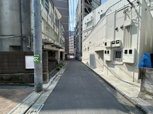 【前面道路含む現地写真】 | スーパー「マルエツプチ渋谷神泉店」まで徒歩3分。仕事帰りや買い忘れの際も、サッと立ち寄れる近さが日々の「タイパ」を向上させます。忙しい毎日の中でも、心にゆとりが生まれる便利な立地です♪