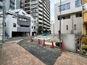 【前面道路含む現地写真】 | 「セブンイレブン渋谷神泉町店」まで徒歩2分で、急な入り用にも困りません。周辺には病院や郵便局も点在し、暮らしを支える施設が徒歩圏内に充実。家族の安心がすぐそばにあります。