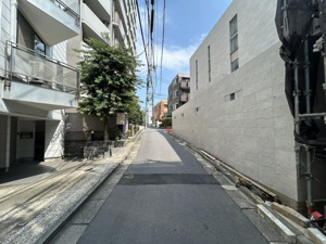 【前面道路含む現地写真】 | 大坂緑地まで徒歩7分と、リフレッシュできる緑も身近です。賑やかな渋谷の利便性と、穏やかな住環境を両立。オンとオフを切り替え、ウェルビーイングな日常をこの場所で叶えてみませんか！