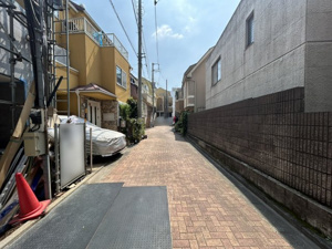 【前面道路含む現地写真】 | 南側は幅員約4.0mの私道に面しています 。人通りの落ち着いた道路状況が、家族のプライバシーを守り、静かな住環境を支えます。お子様との外出も落ち着いて準備ができる、ゆとりある空間です！