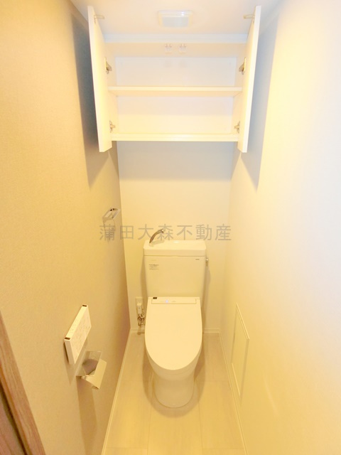 プレディアコート大森山王プレディアコートオオモリサンノウのトイレ|吊戸棚と温水洗浄便座付きのトイレ　