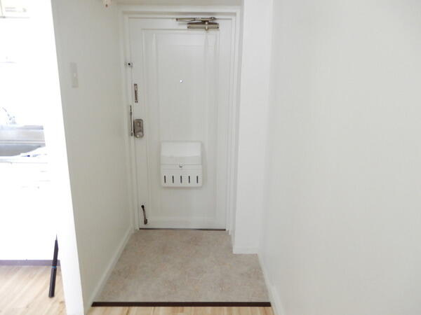 ビレッジハウス東野３号棟の玄関