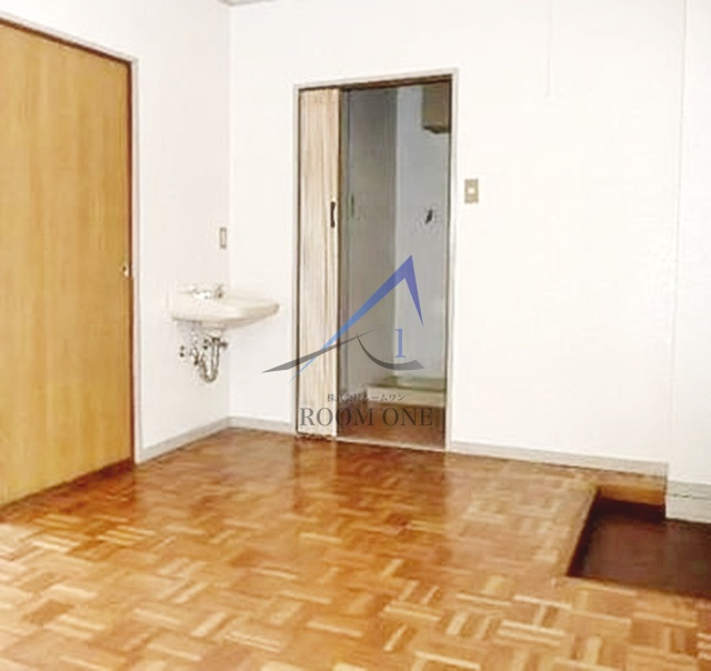 第六小崎ビルの居間・リビング|洋室のお部屋です。