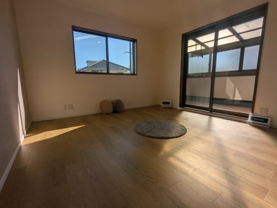 【洋室】 | 名塩南台1丁目リフォーム戸建 | 主寝室＋サンルーム