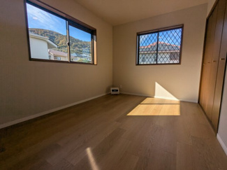 【洋室】 | 名塩南台1丁目リフォーム戸建 | 洋室約6帖。陽当たりも良いです