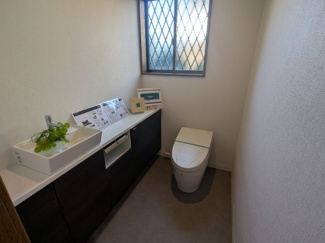 【トイレ】 | 名塩南台1丁目リフォーム戸建 | 1Fトイレ。タンクレス＋手洗い水洗付