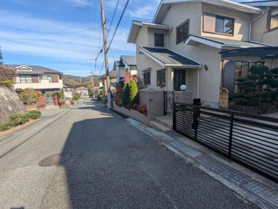 【前面道路含む現地写真】 | 名塩南台1丁目リフォーム戸建 | 前面道路約6ｍ