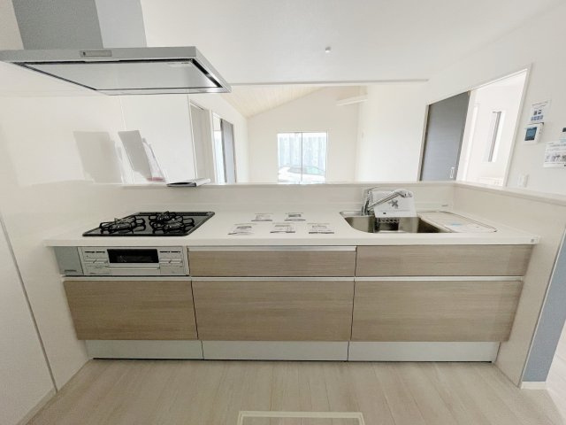 新築戸建・新築建売　福島市飯坂町平野西海枝屋敷　平野小・平野中の独立洗面台|三面鏡付きの洗面化粧台！鏡の内側に小物収納がついているので水回りをすっきり整頓できます！