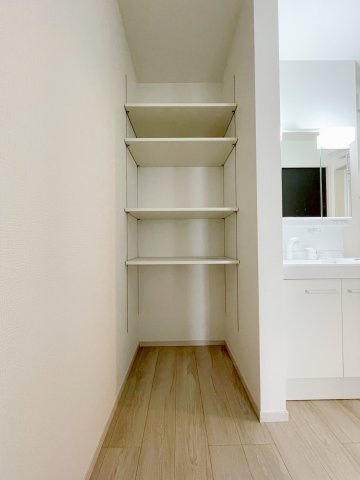 新築戸建・新築建売　福島市飯坂町平野西海枝屋敷　平野小・平野中の洋室|ウォークインクローゼット付きの6.7帖の洋室！アクセントクロスがおしゃれな一部屋です！