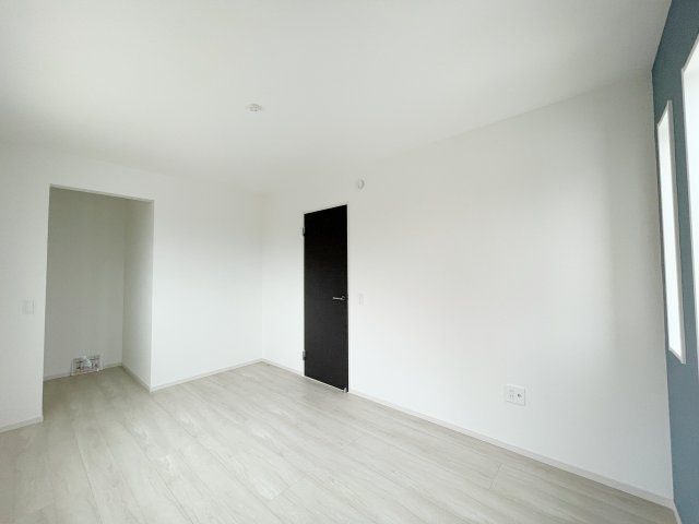 新築戸建・新築建売　福島市飯坂町平野西海枝屋敷　平野小・平野中の玄関|シューズボックス付きの玄関はいつでもすっきり整頓できます！窓付き玄関なので自然光が取り込めます！