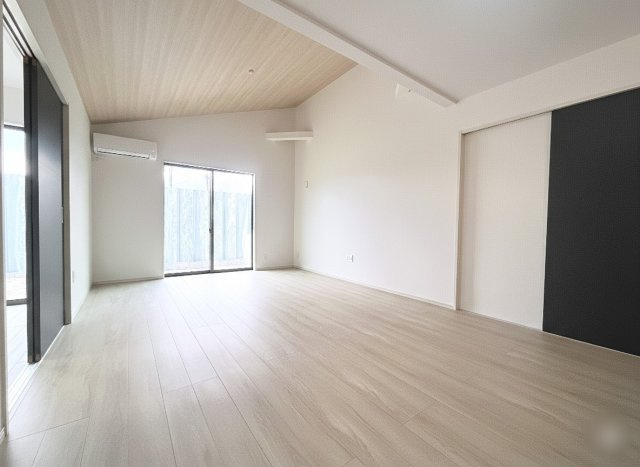 新築戸建・新築建売　福島市飯坂町平野西海枝屋敷　平野小・平野中の収納|ウォークスルータイプのクローゼット収納は玄関近くにありご家族のアウター収納にも便利です！