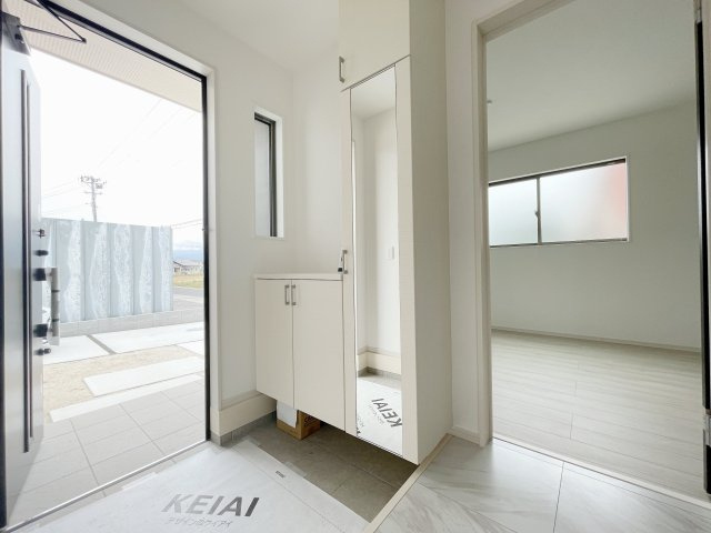 新築戸建・新築建売　福島市飯坂町平野西海枝屋敷　平野小・平野中の洋室|リビング隣の4.5帖の洋室！南面窓からたっぷり陽射しが入るので子供部屋にもピッタリ♪