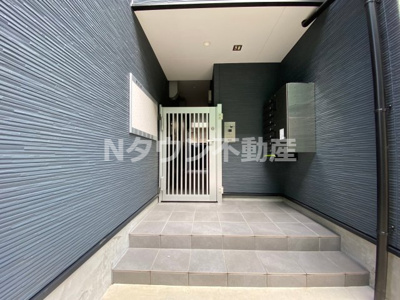 【エントランス】 | CRASTINE上飯田東町4丁目 | 落ち着いたエントランスです