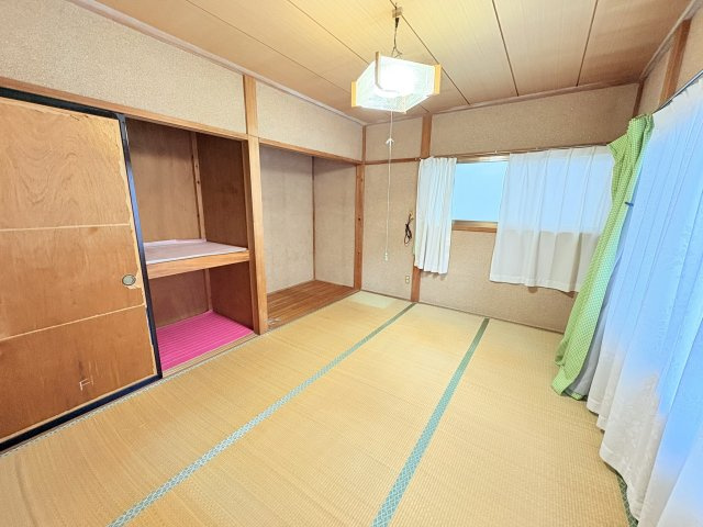 売中古戸建　中央区鴨江二丁目の和室|2階6帖の和室です。2面採光で明るいお部屋です。