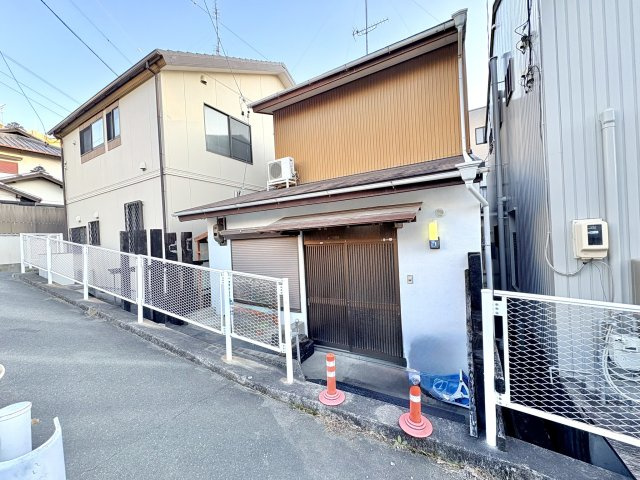 売中古戸建　中央区鴨江二丁目の前面道路含む現地写真|前面道路には歩道が整備されていて安全です。