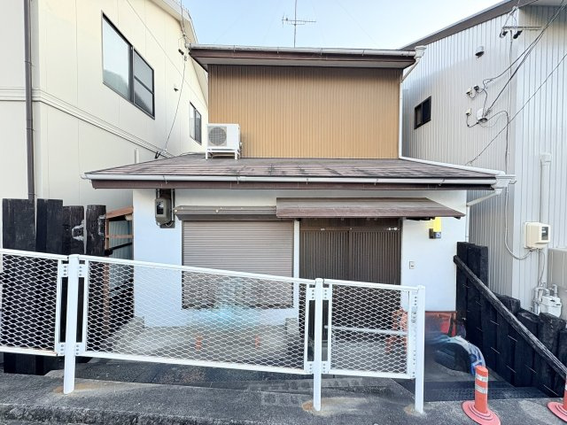 売中古戸建　中央区鴨江二丁目の外観|利便性の良いエリア。バス停、スーパーが共に徒歩4分です。