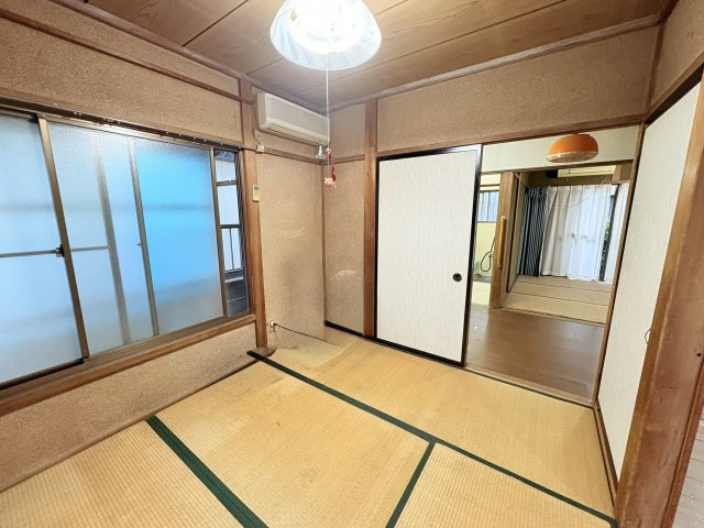 売中古戸建　中央区鴨江二丁目の和室|1階4.5帖和室。日当たり良好。