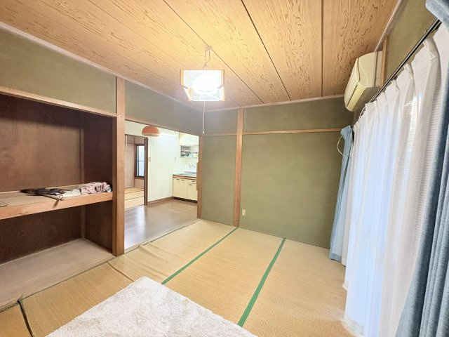 売中古戸建　中央区鴨江二丁目の和室|1階6帖の和室。広めの押入れがあります。