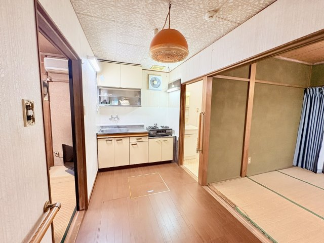 売中古戸建　中央区鴨江二丁目のキッチン|ダイニングキッチン。和室の間に位置しているので回遊性良いです。