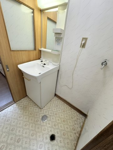 売中古戸建　中央区鴨江二丁目の独立洗面台|コンパクトな洗面所です。洗濯機置き場もあります。